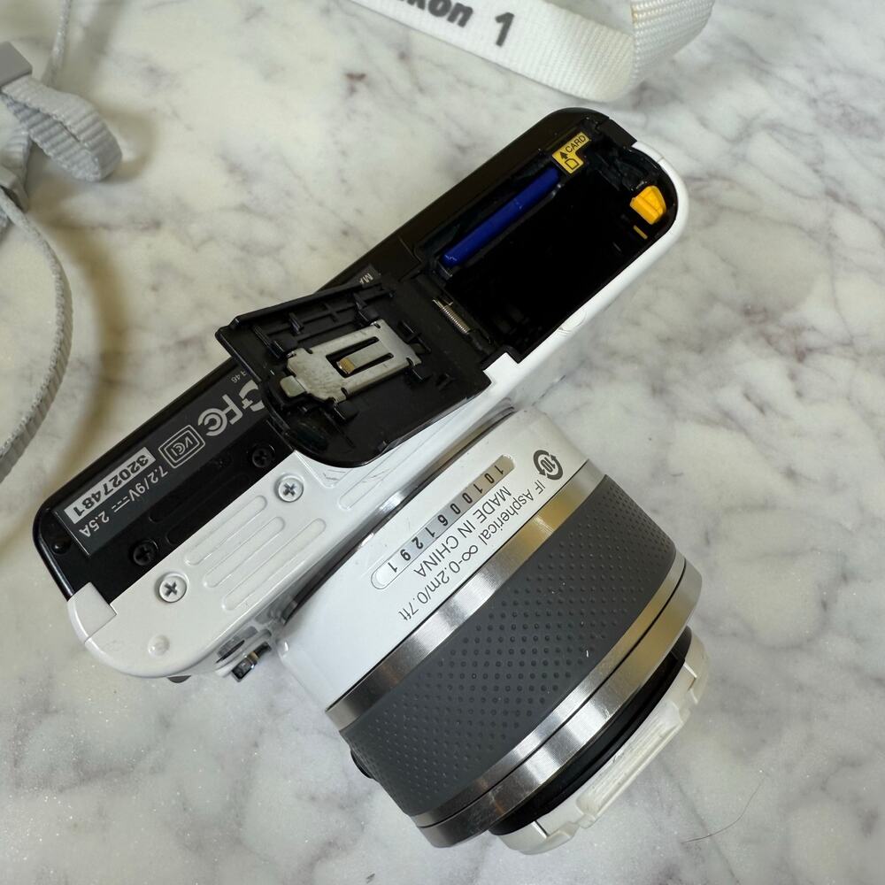 Nikon 1 J1 10.1MP Digital Mirrorless Camera White Kit VR 10-30mm Lens Lot - Picture 4 of 13